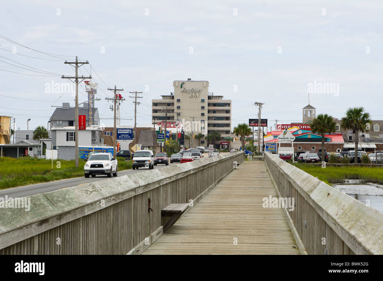 La palude boardwalk, lungo Atlantic Avenue, andando in città giardino, SC, Stati Uniti d'America. Garden City è appena a sud di Myrtle Beach, SC, Stati Uniti d'America. Foto Stock