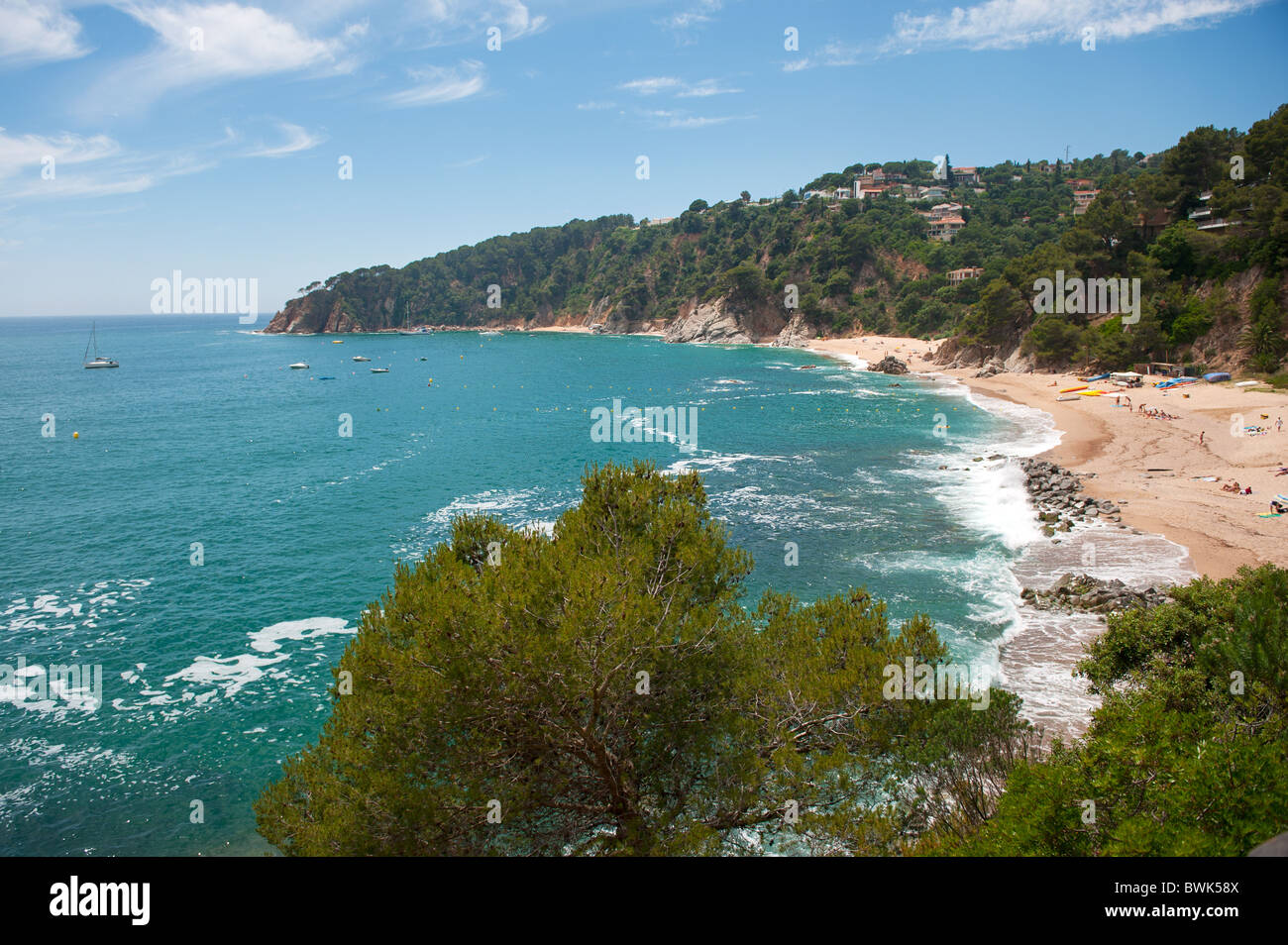 Lo spagnolo costa orientale con la natura spiaggia e mare mosso Foto Stock