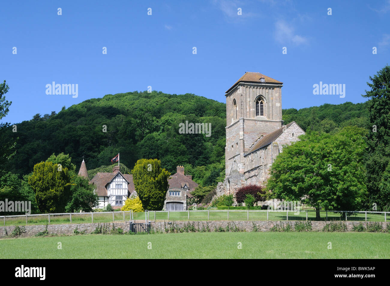 Little Malvern Priory e Little Malvern corte, contro il Malvern Hills, in Little Malvern, Worcestershire, Inghilterra Foto Stock