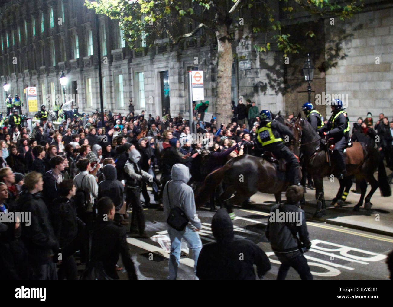 Londra, Regno Unito. I dimostranti affrontare polizia montata nel corso di una protesta studentesca contro la prevista tassa di iscrizione sorge Foto Stock