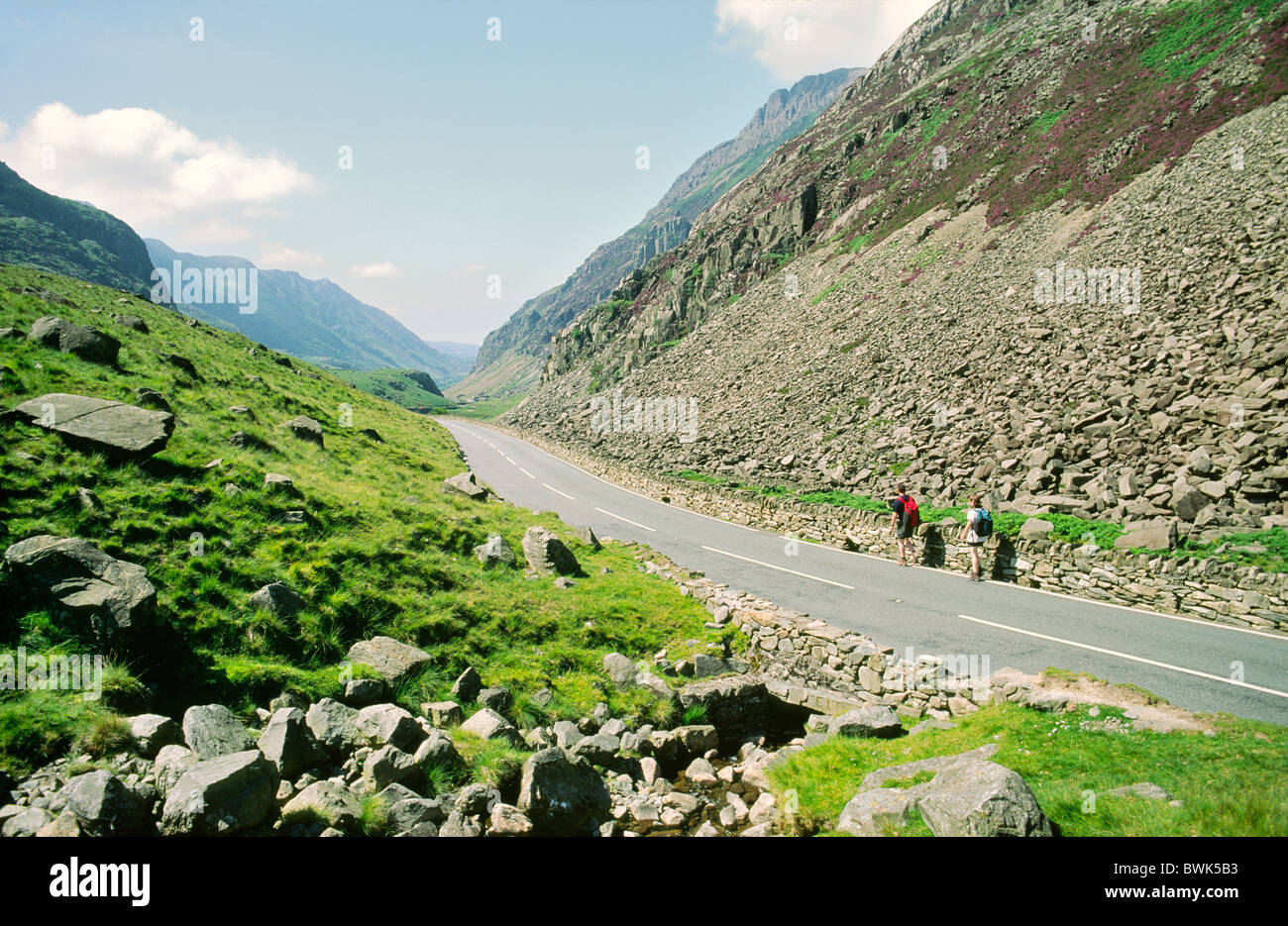 Llanberis Pass, Parco Nazionale di Snowdonia, Wales, Regno Unito. Cerca NW verso Llanberis. Camminatori escursionisti a piedi sulla strada di montagna Foto Stock