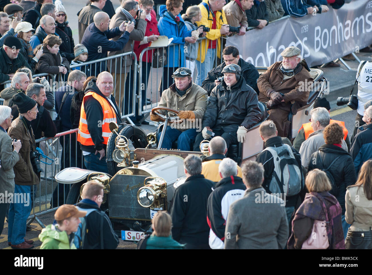 Jochen Mass ex tedesco Racing Driver in Mercedes Londra Brighton Veteran Car Run 2010 arrivando Finish Brighton Sea Front Foto Stock