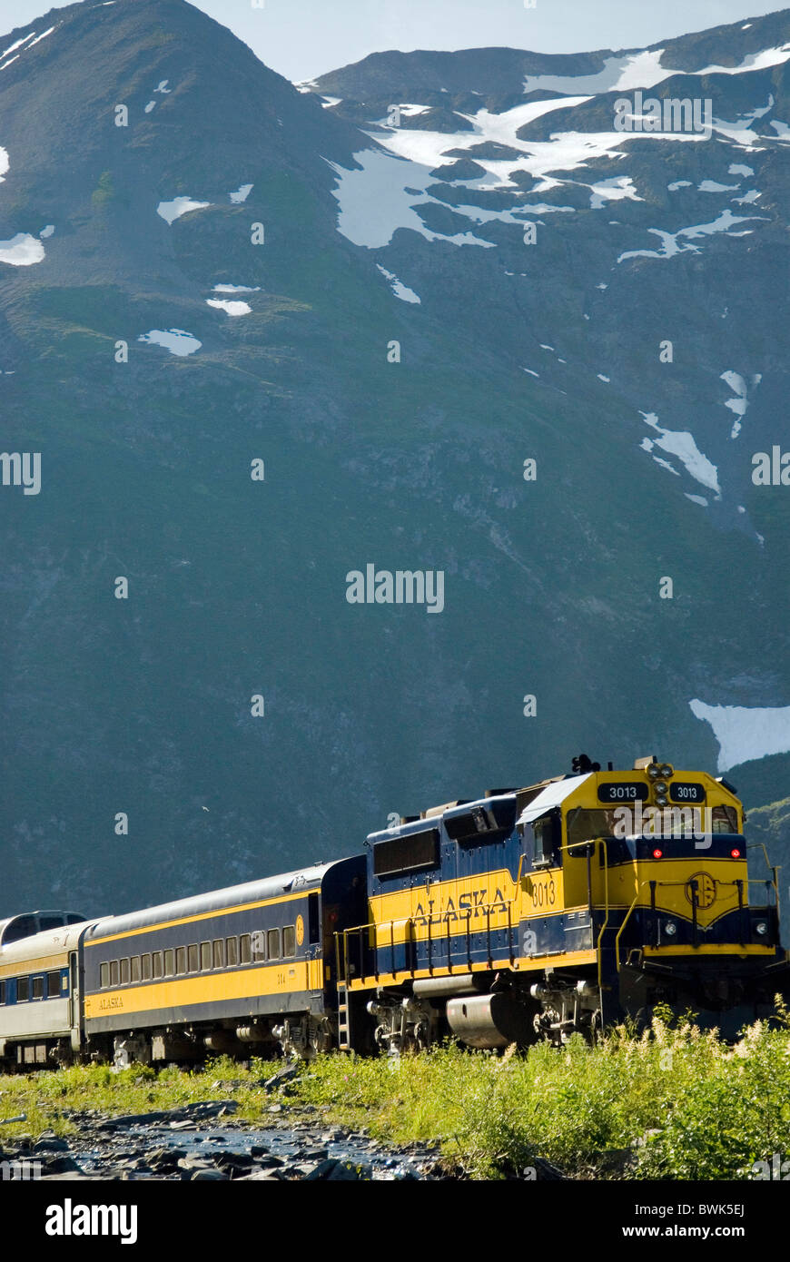 Alaska Railroad convoglio ferroviario traffico di trasporto ferroviario su strada montagne Seward USA America Stati Uniti N Foto Stock