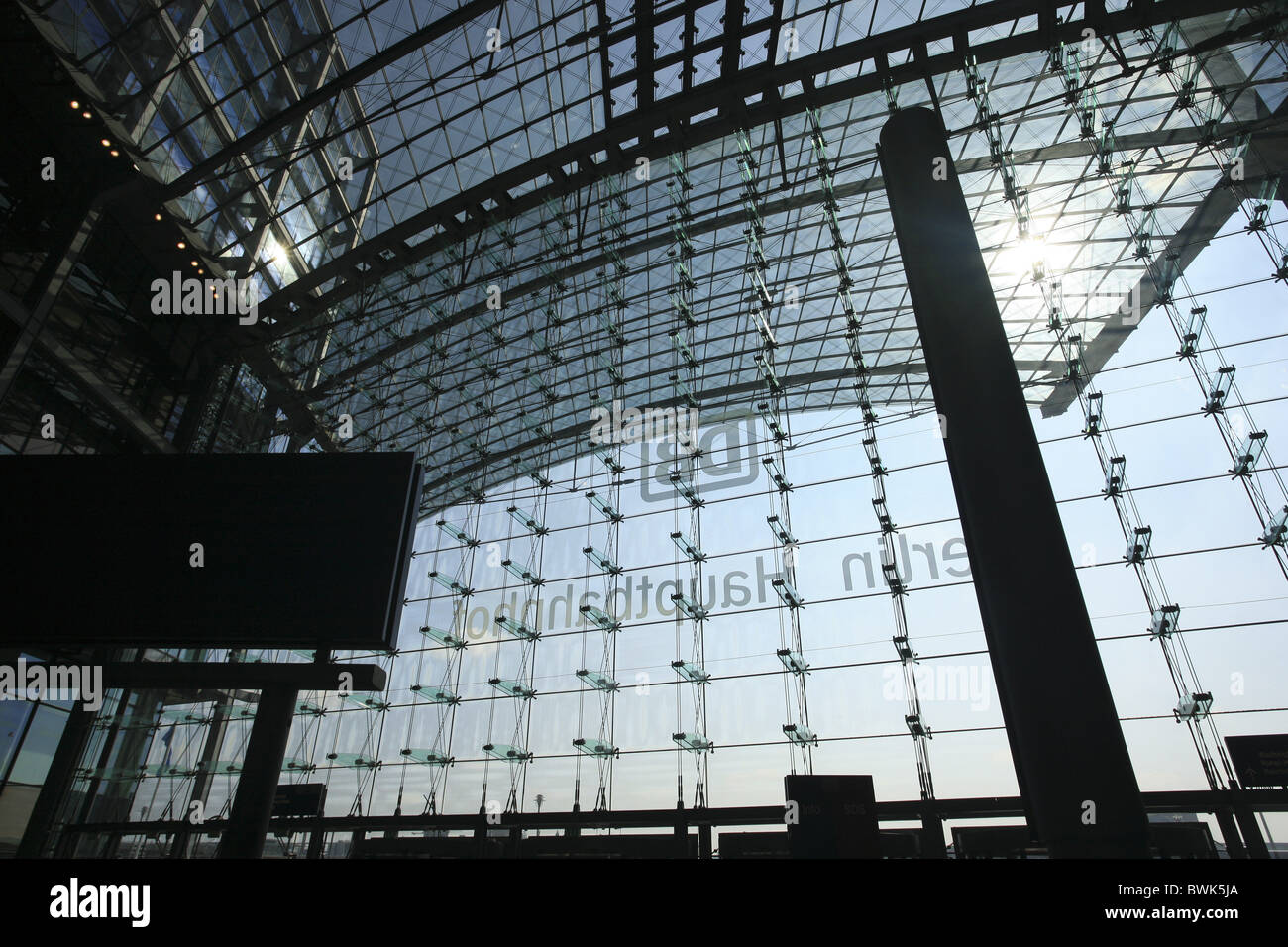 Vista interna di Berlino la stazione ferroviaria centrale di Berlino, Germania Foto Stock