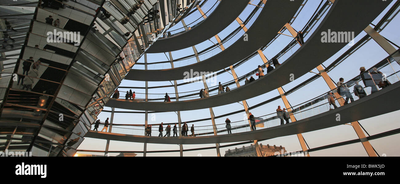 Cupola del Reichstag, quartiere governativo, Berlino, Germania Foto Stock