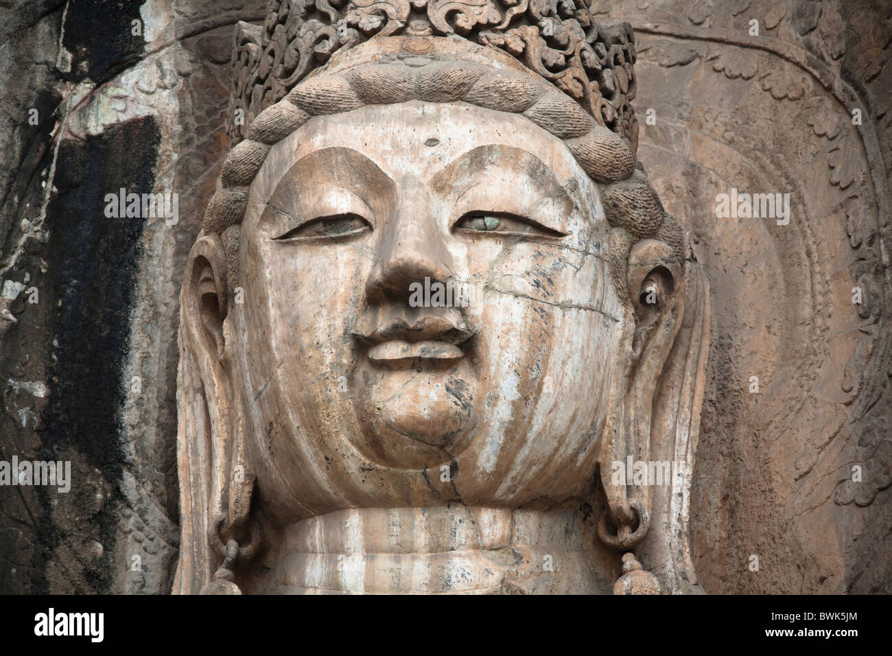Scolpito statua del Buddha, Fengxian tempio, le Grotte di Longmen e grotte, Luoyang, nella provincia di Henan, Cina. La Dinastia Tang Foto Stock