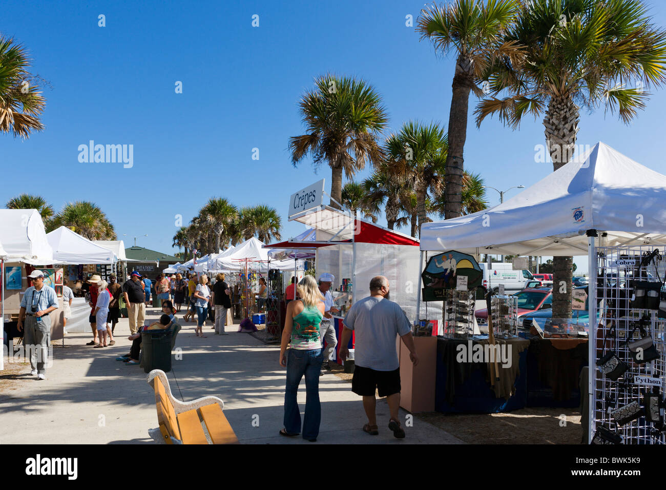 Domenica mercato artigianale presso il Molo di St Augustine Beach, Anastasia isola, St Augustine, Florida, Stati Uniti d'America Foto Stock