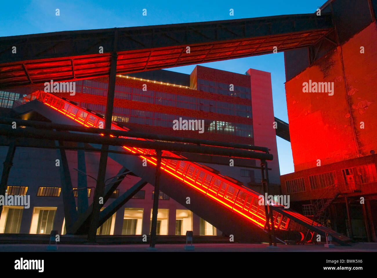 Cibo pit Zollverein la costruzione dell'edificio rosso neon architettura moderna industria Umnutzung di notte notte Foto Stock
