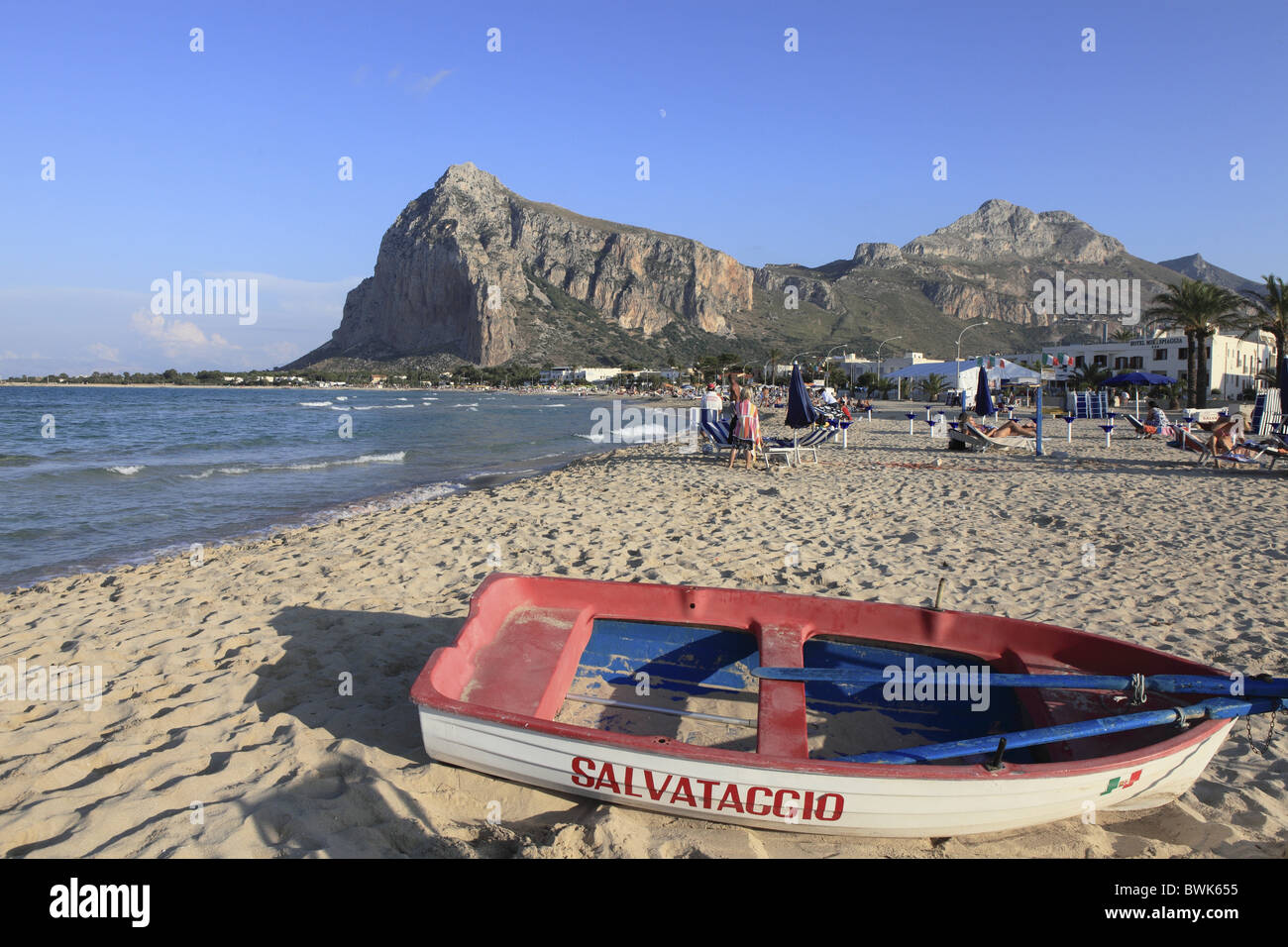 Barca A Remi Sulla Spiaggia Di San Vito Lo Capo Provincia