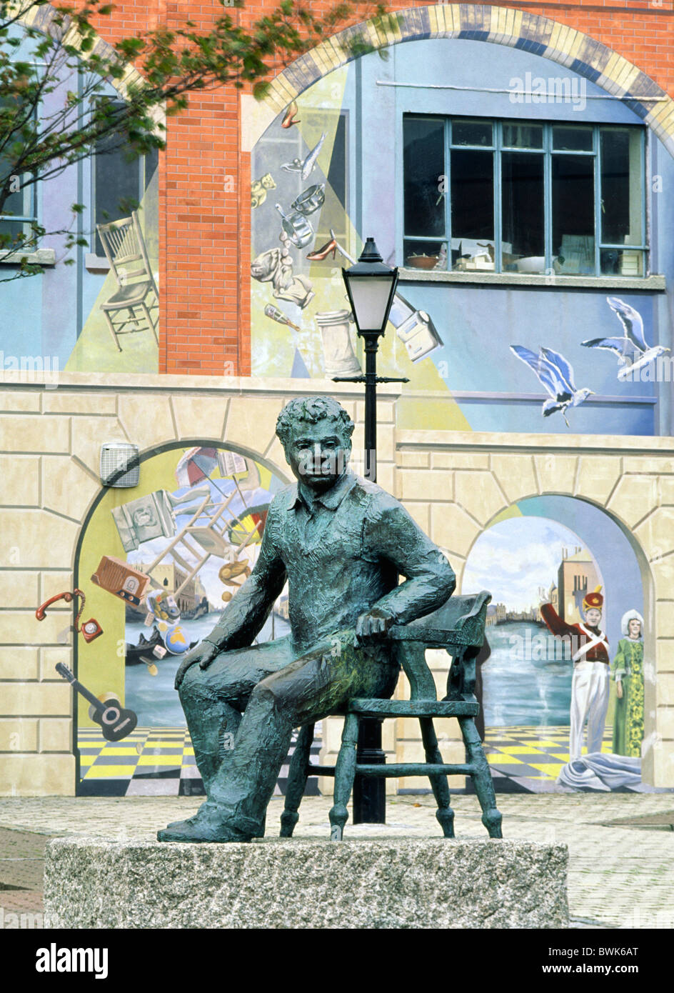 Statua di Welsh autore poeta Dylan Thomas nella parte anteriore del Dylan Thomas Theatre, Swansea, West Glamorgan, Wales, Regno Unito Foto Stock