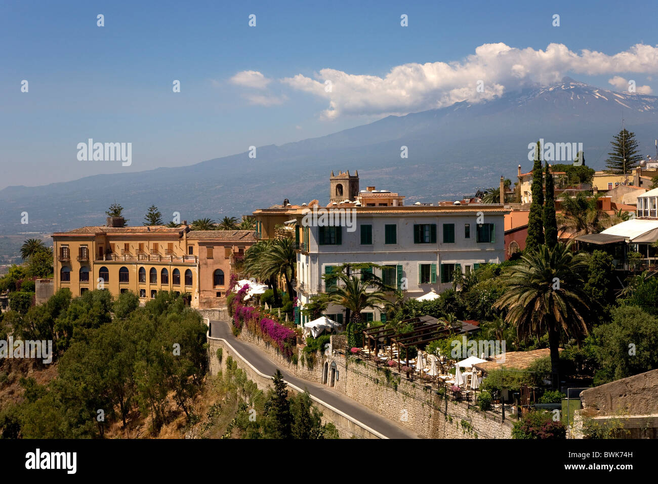Vista su Taormina verso il monte Etna, provincia di Messina, Sicilia, Italia, Europa Foto Stock