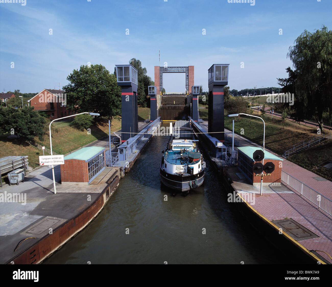 Nave cargo nave castello paranco Henrichen sluice Binnenkanal canal industria Waltrop Ruhr Germania Europ Foto Stock