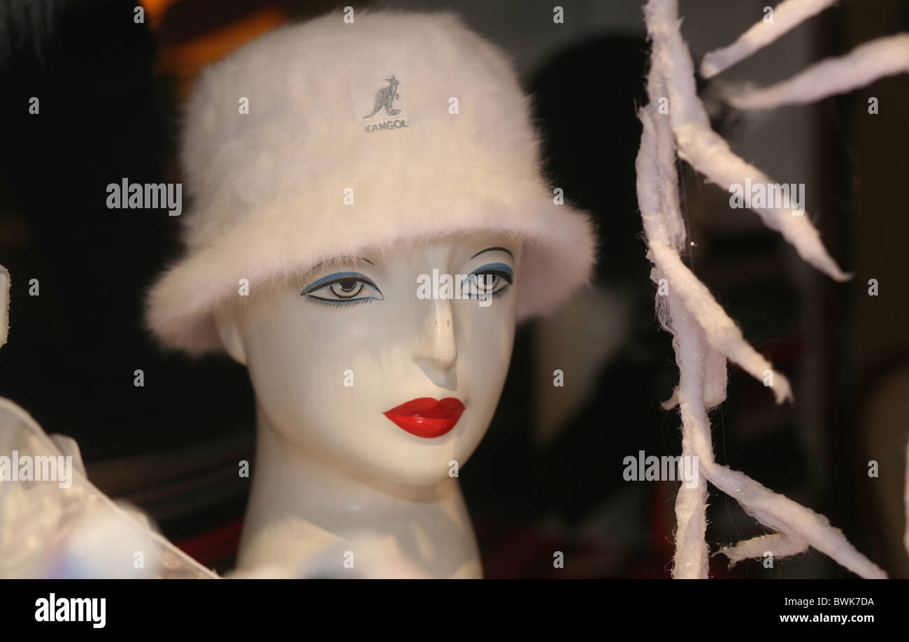 Femmina mannequin femminile donna modello vetrina vetrina figura faccia di testa fashion cap hat hat inverno Foto Stock