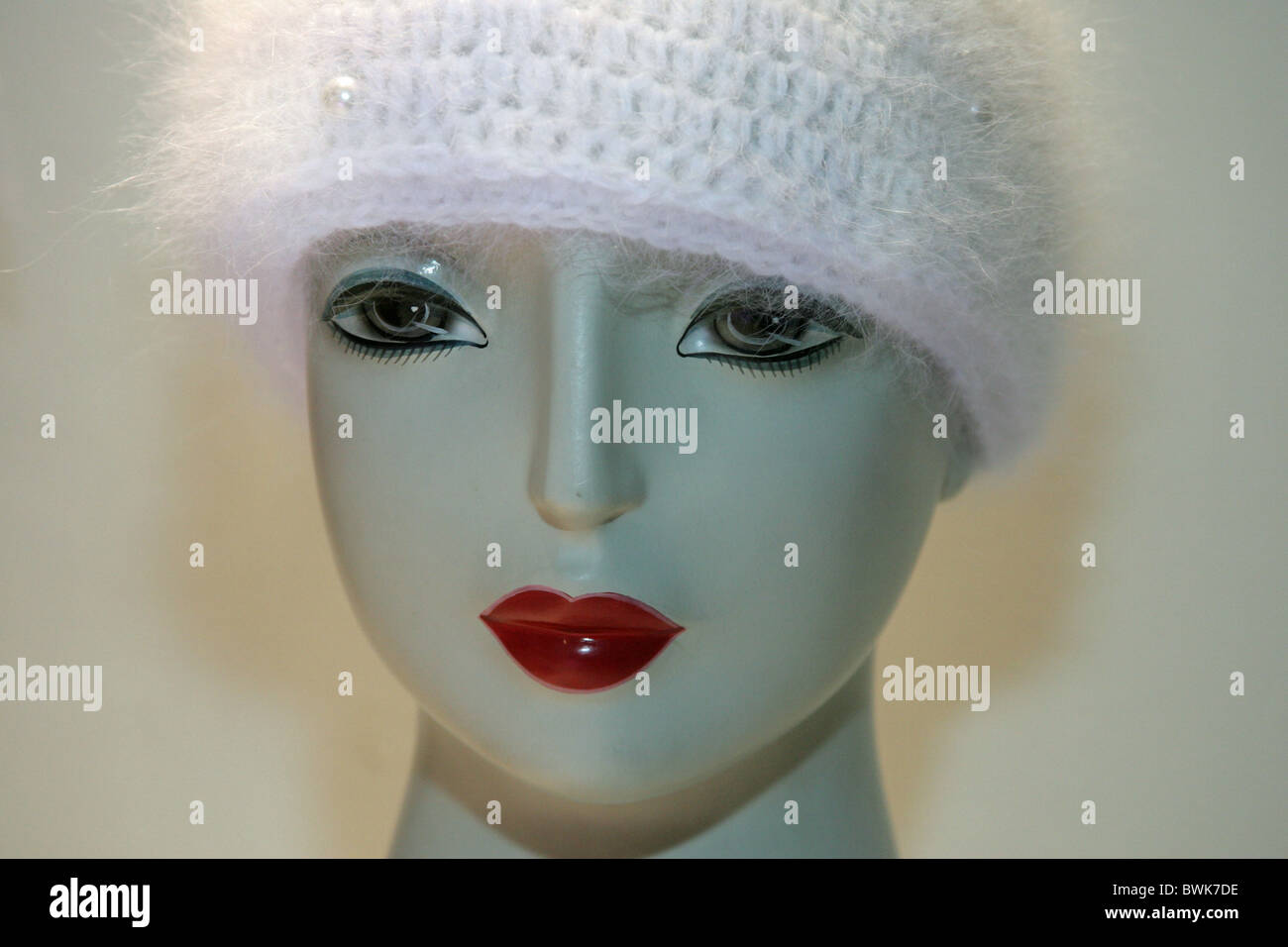 Femmina mannequin femminile donna modello vetrina vetrina figura faccia di testa fashion cap hat hat inverno Foto Stock