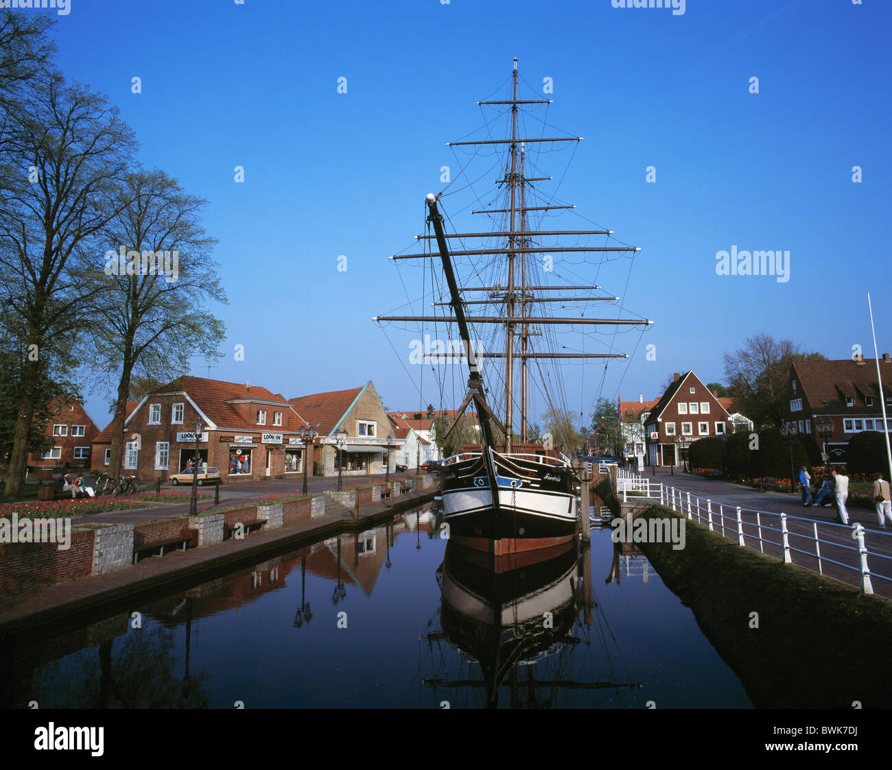 Canale principale nave museo nave a vela case canal Papenburg Emsland Germania Europa Bassa Sassonia Foto Stock