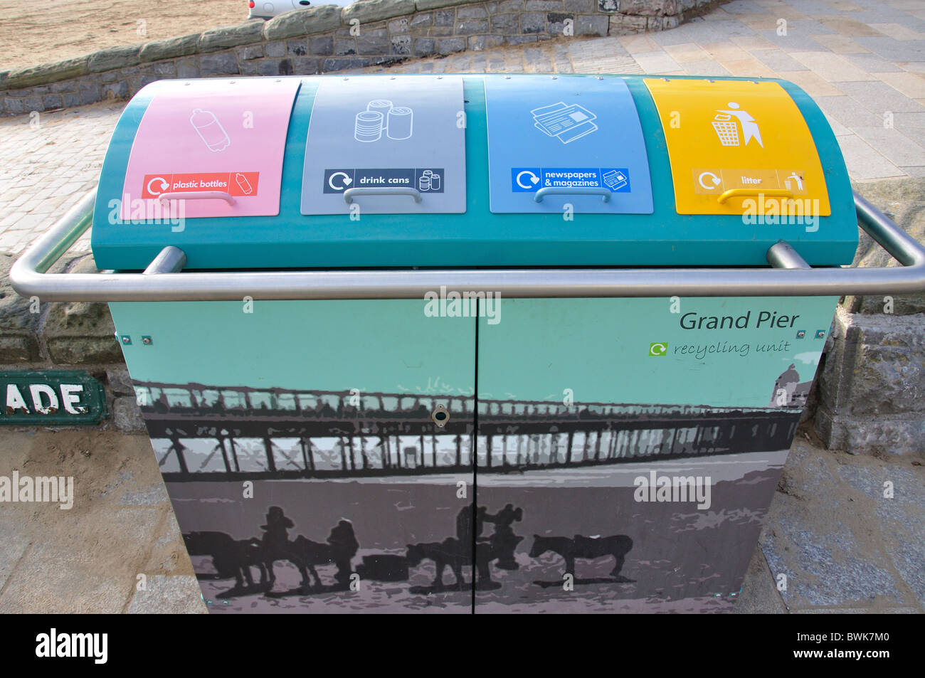 Il contenitore di riciclaggio da Grand Pier, Weston-super-Mare, Somerset, Inghilterra, Regno Unito Foto Stock