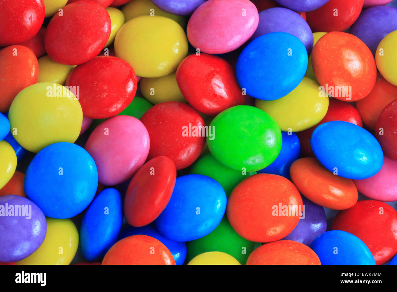 Smarties Smartie cioccolato colorato luminoso lenti dolci lenticchie  Schokolinsen dolci caramelle cibo Foto stock - Alamy