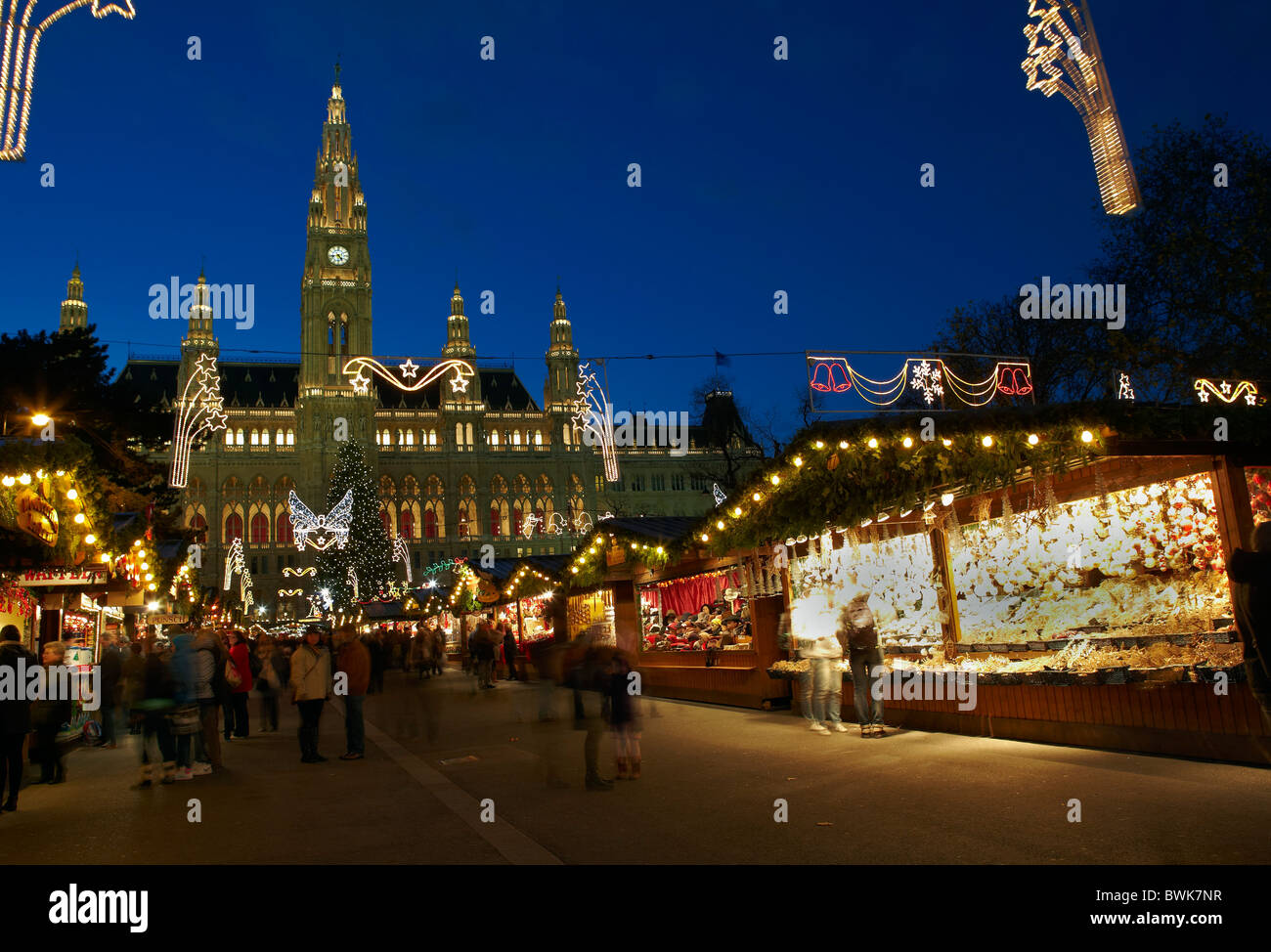 Il Rathaus mercatino di Natale a Vienna di notte Foto Stock