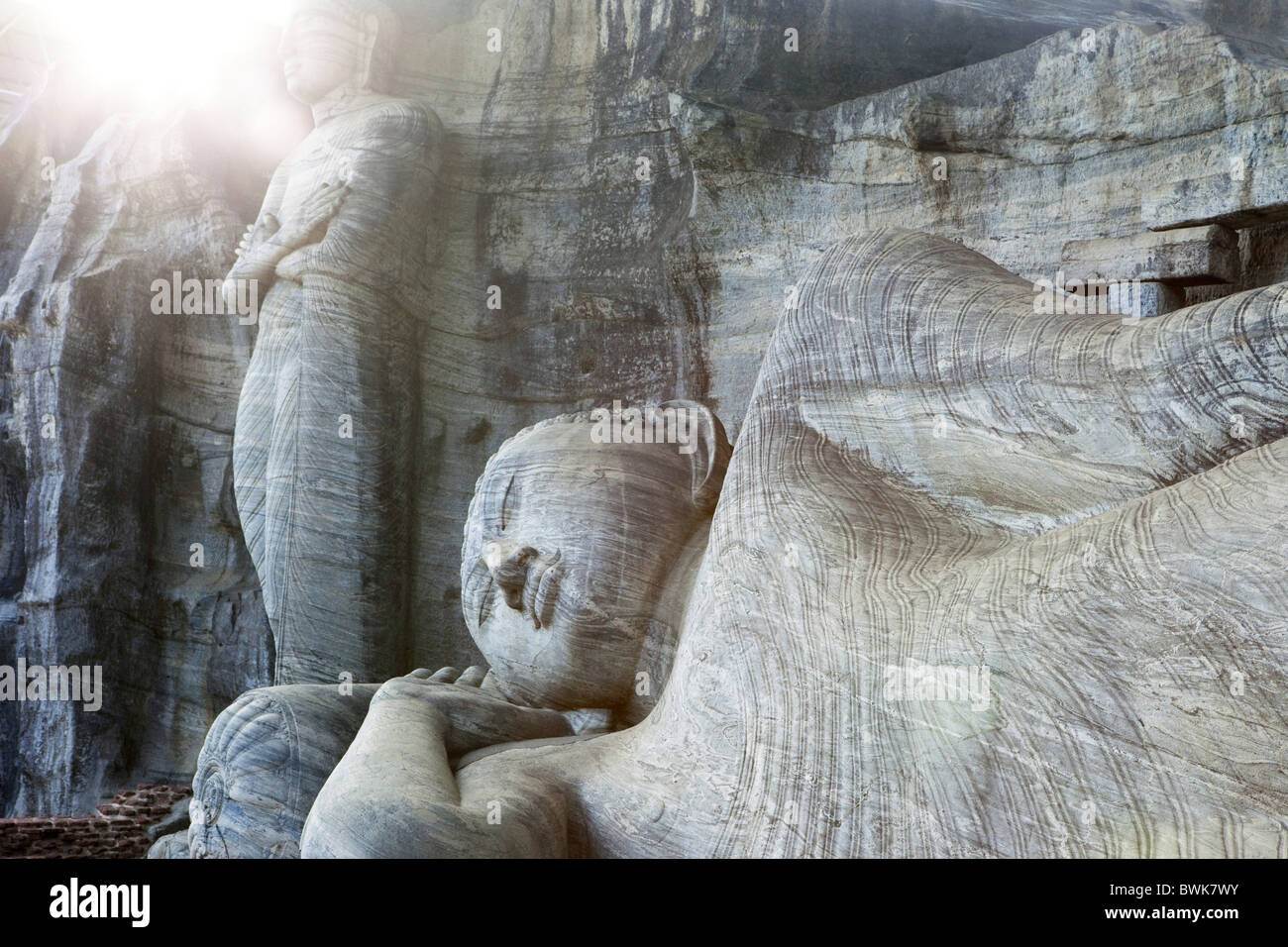 12 metro lungo morendo statua del Buddha scolpito in una roccia di granito, Gal Vihara, Polonnaruwa, Sri Lanka, Asia Foto Stock