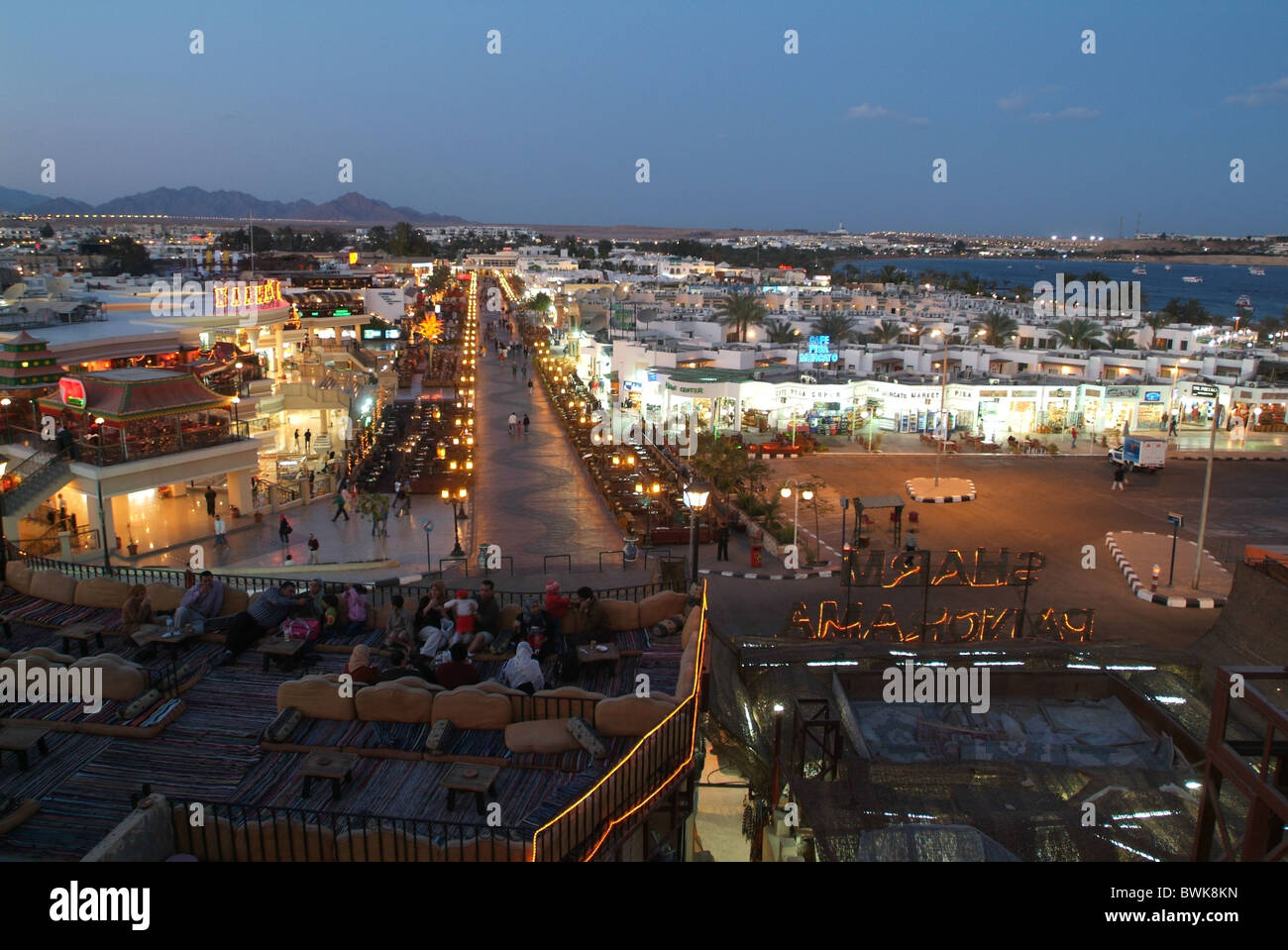 Egitto Nord Africa charm El Sheikh Sharm El-Sheikh Naama bay panoramica di notte notte Foto Stock
