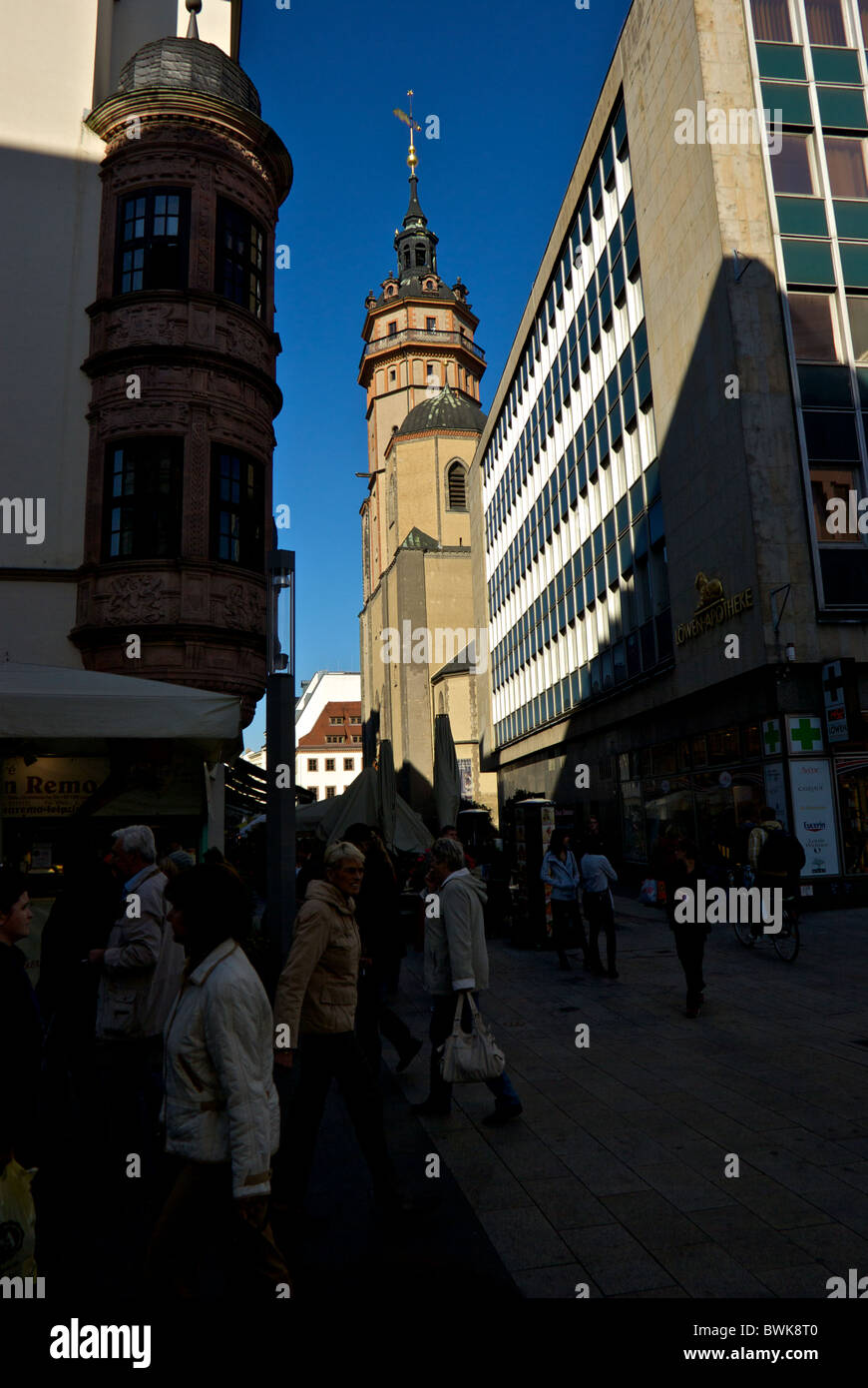 Pedoni shopper in ombre di edifici folla occupato Leipzig città vecchia pedonale area shopping street Foto Stock