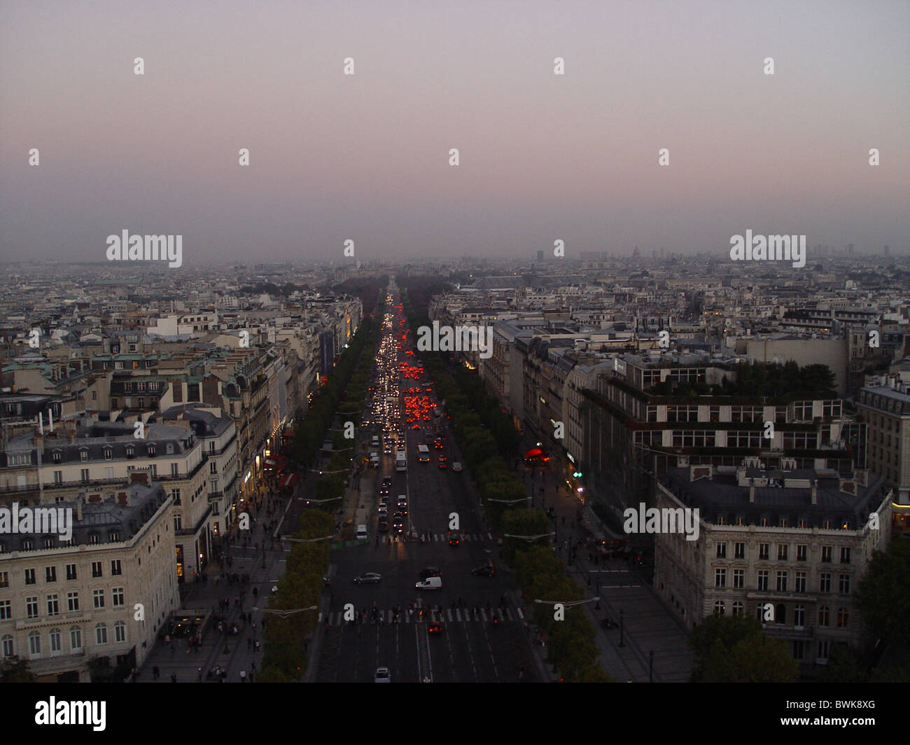Panoramica di Parigi Champs Elysees crepuscolo di notte città Francia Europa Foto Stock