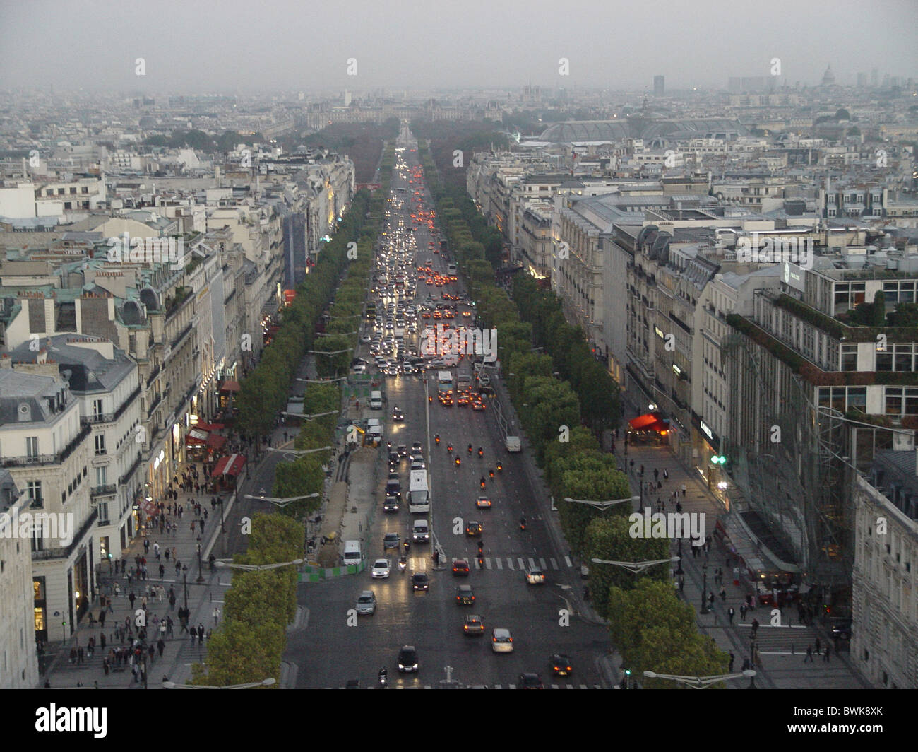 Panoramica di Parigi Champs Elysees crepuscolo città Francia Europa Foto Stock