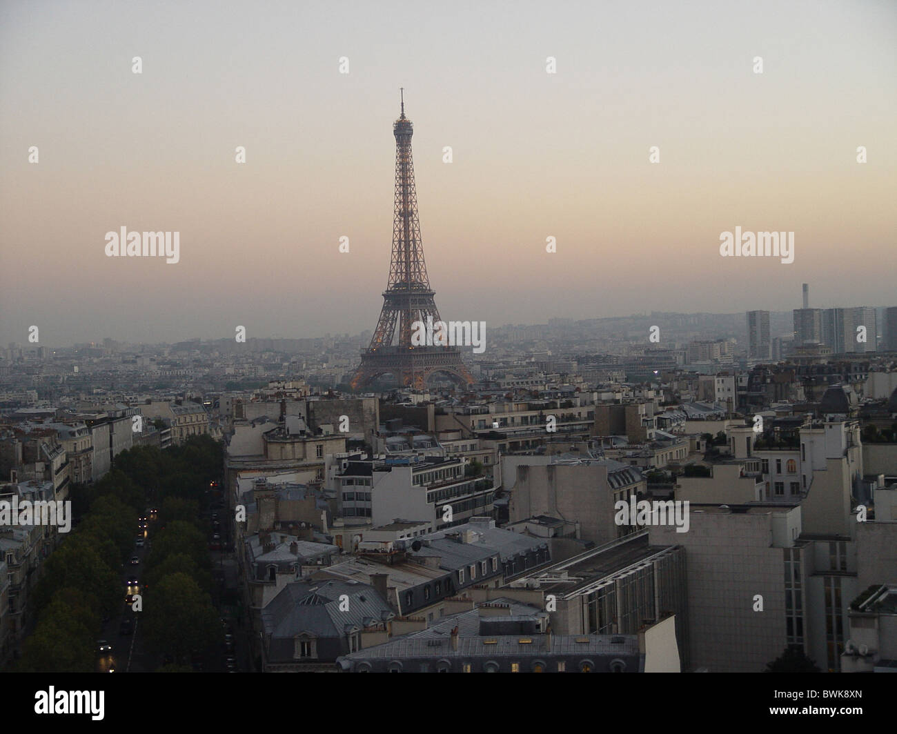 Panoramica di Parigi Torre Eiffel al tramonto città Francia Europa Foto Stock