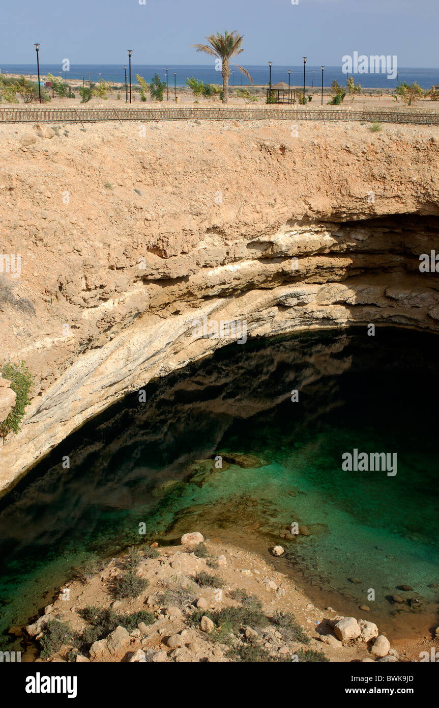 Bimah dolina crollo dolina ad imbuto duplice vanga Limestone Coast erosione del mare geologia Sur Costa Oman Foto Stock