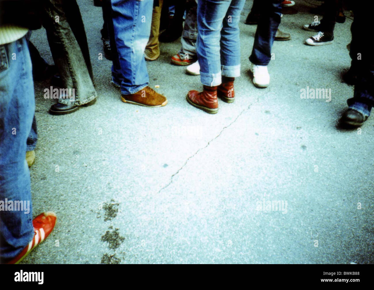 Dettaglio dettaglio del corpo gambe piedi scarpe fondo massa persona folla di persone incontro al di fuori di riunioni Foto Stock
