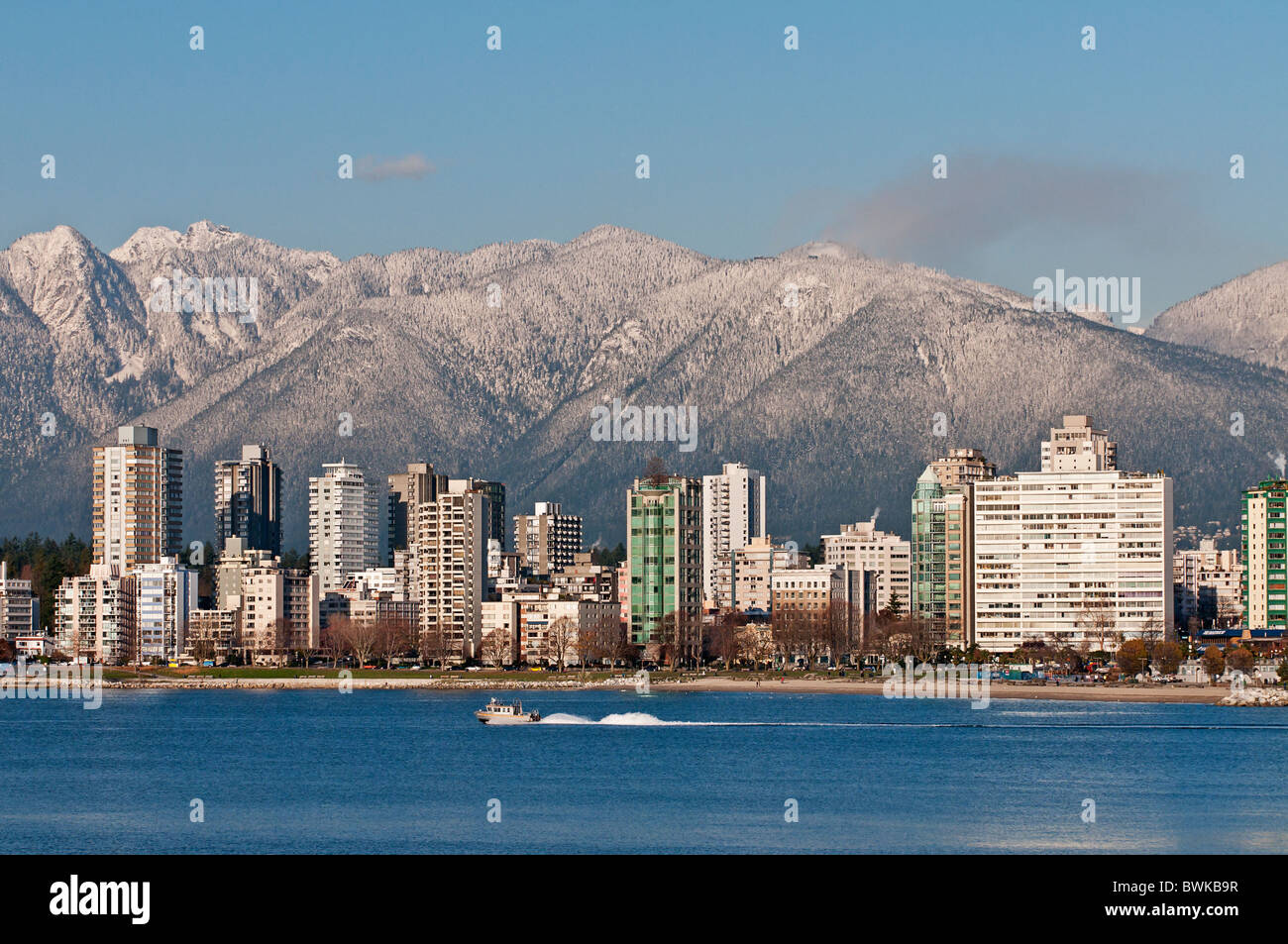 Lo skyline di Vancouver: La Snow capped North Shore Mountains formano un sfondo per il quartiere di West End della città. Foto Stock