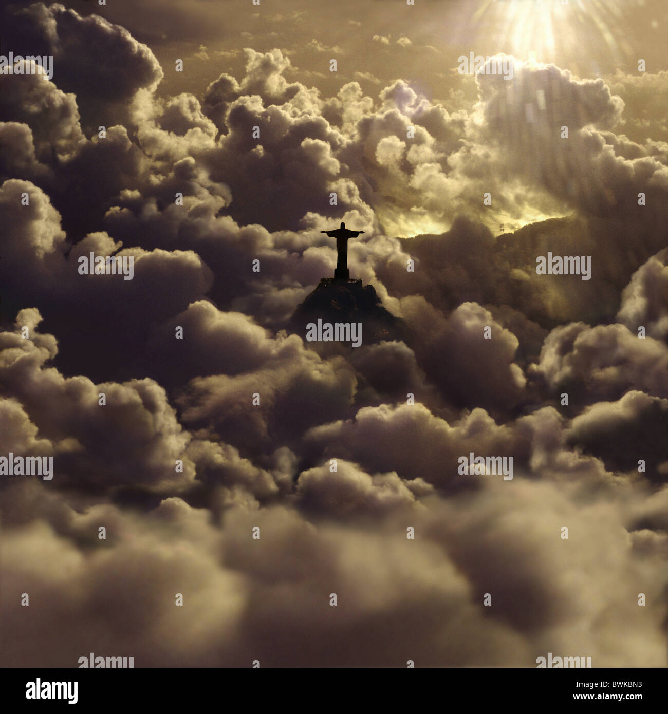 Vista la statua di Gesù Cristo in mezzo a cumuli di nuvole al tramonto, Rio de Janeiro, Brasile, Sud America, America Foto Stock