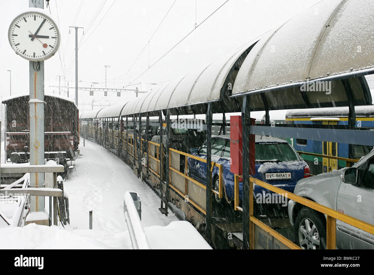 Auto in Tain Simplon Brig Ferrovie Federali Svizzere nevicate invernali neve Viaggi Trasporti Trasporti ferroviari auto Foto Stock
