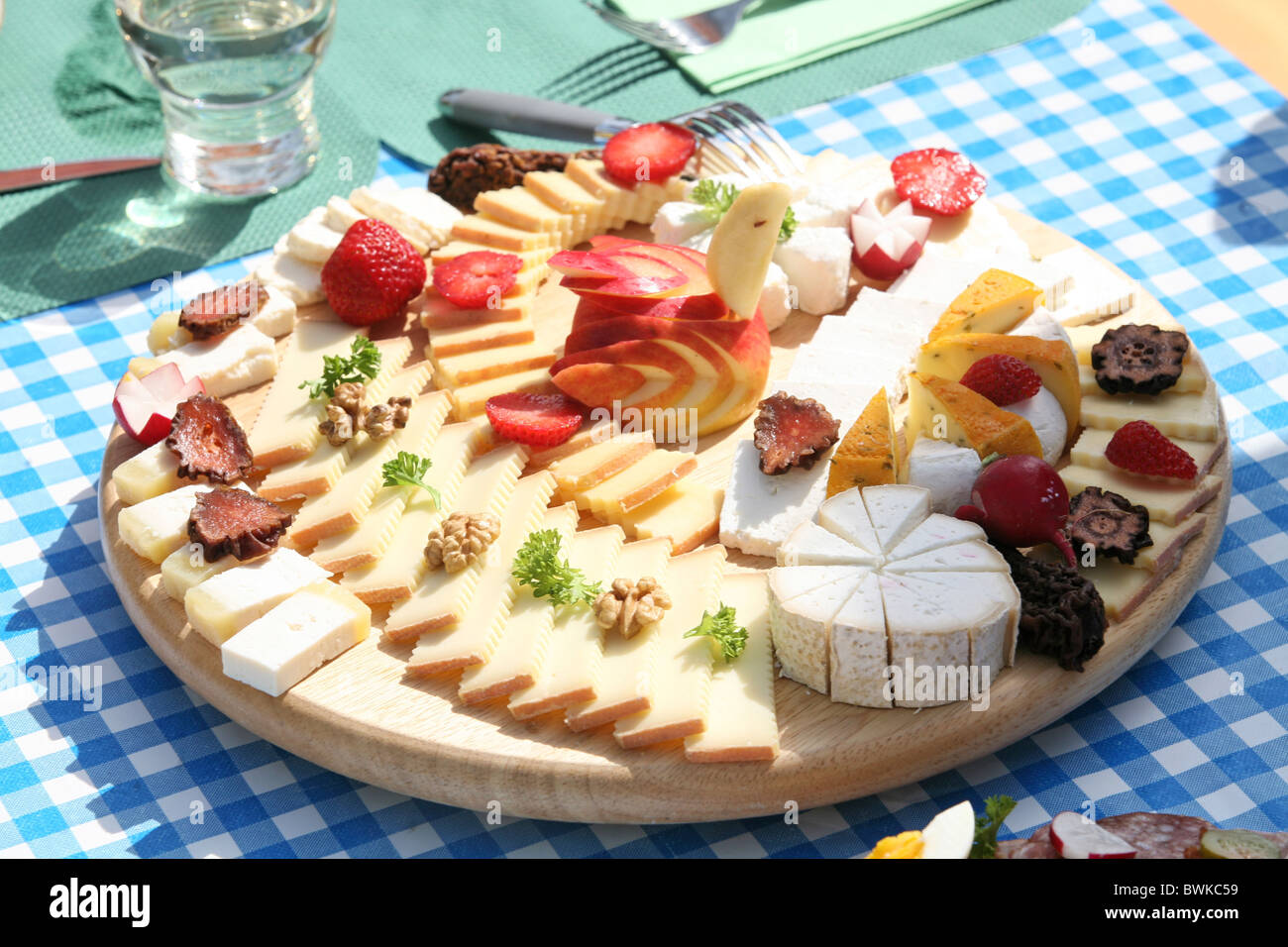 Formaggio piatto di carne piatto di legno mangiando cibo scrivania ristorante agriturismo Foto Stock