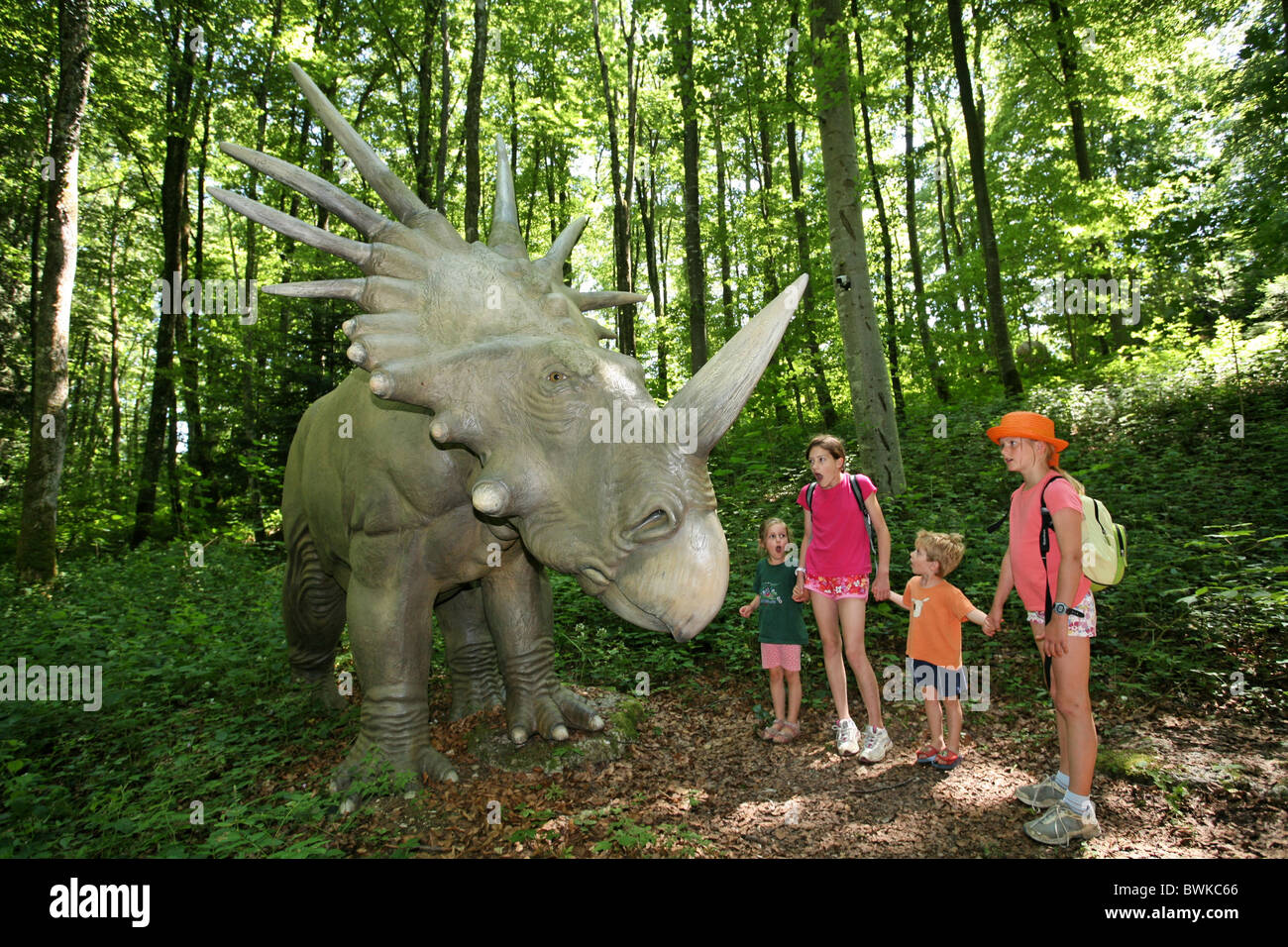 Gruppo di famiglia bambini dinosauri parco preistorico Reclere Canton Giura Svizzera Europa escursione experie Foto Stock