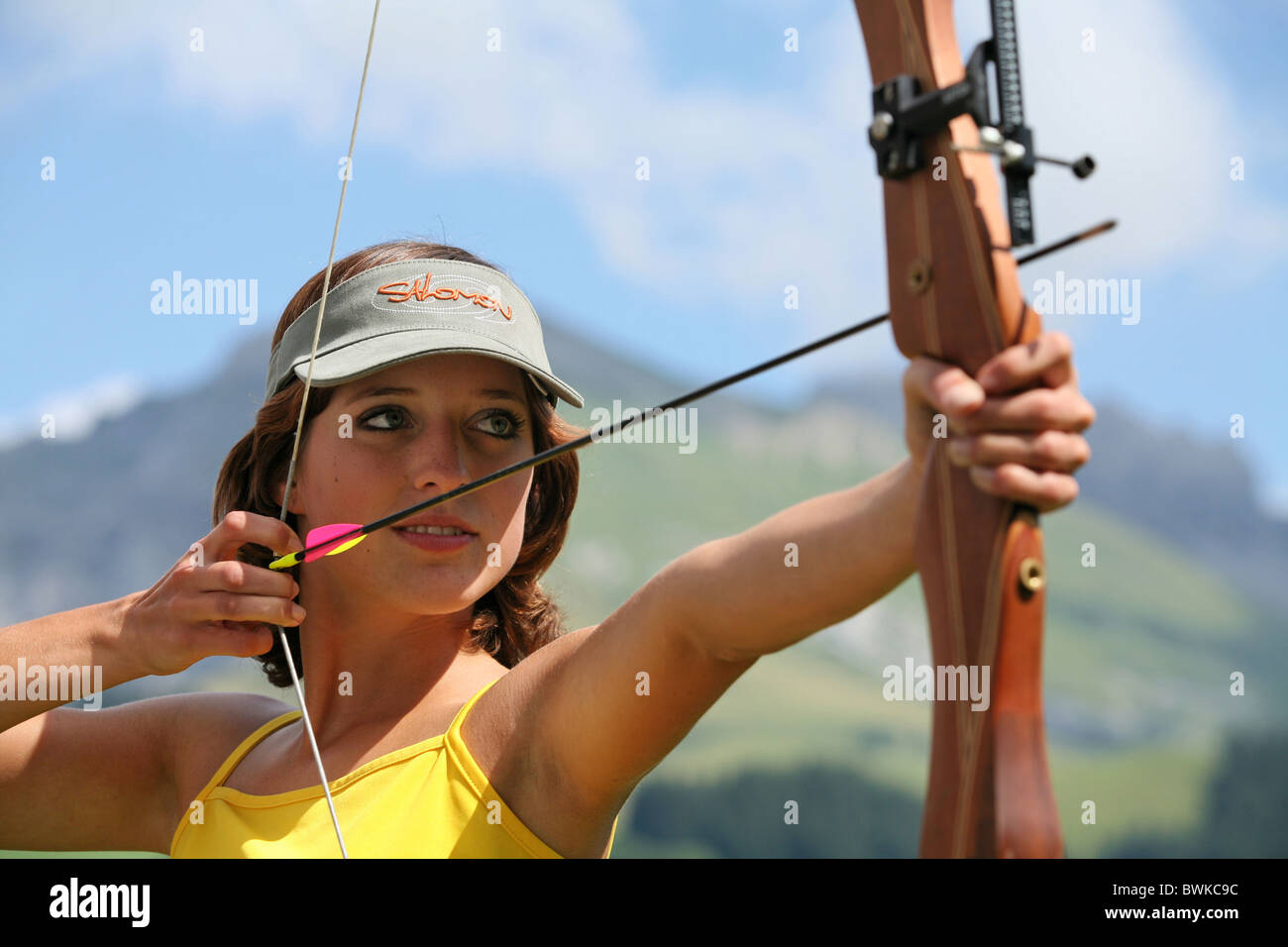 Tiro con l'arco al di fuori delle curve di avvistamento freccia donna arma di arma da fuoco di armi sport sport di precisione shooter archer bow Foto Stock