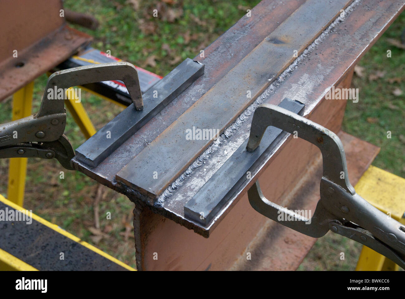 I-beam e fascetta serrata di ferro e pronta per la saldatura Foto Stock