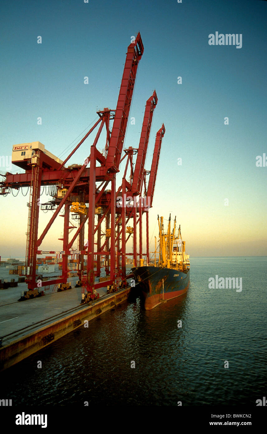 Asia Cina Pechino Pechino Tianjin Xingang porto alla gru gru nave cargo  porto merci ind Foto stock - Alamy