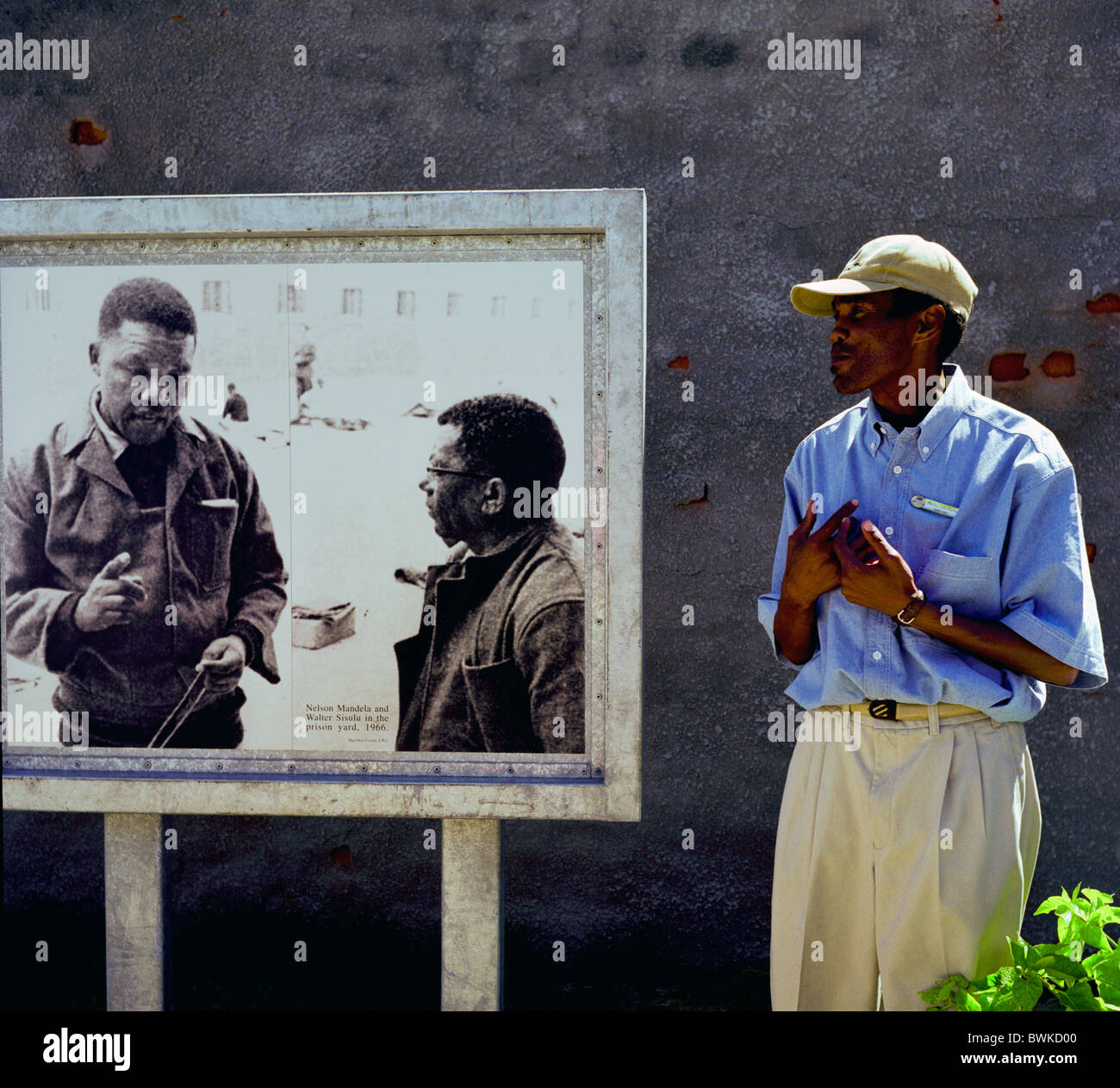 Ex-prigioniero politico parlando del suo tempo ha trascorso a Mandela del carcere con Nelson Mandela di Robben Island, a Cape Town. Foto Stock