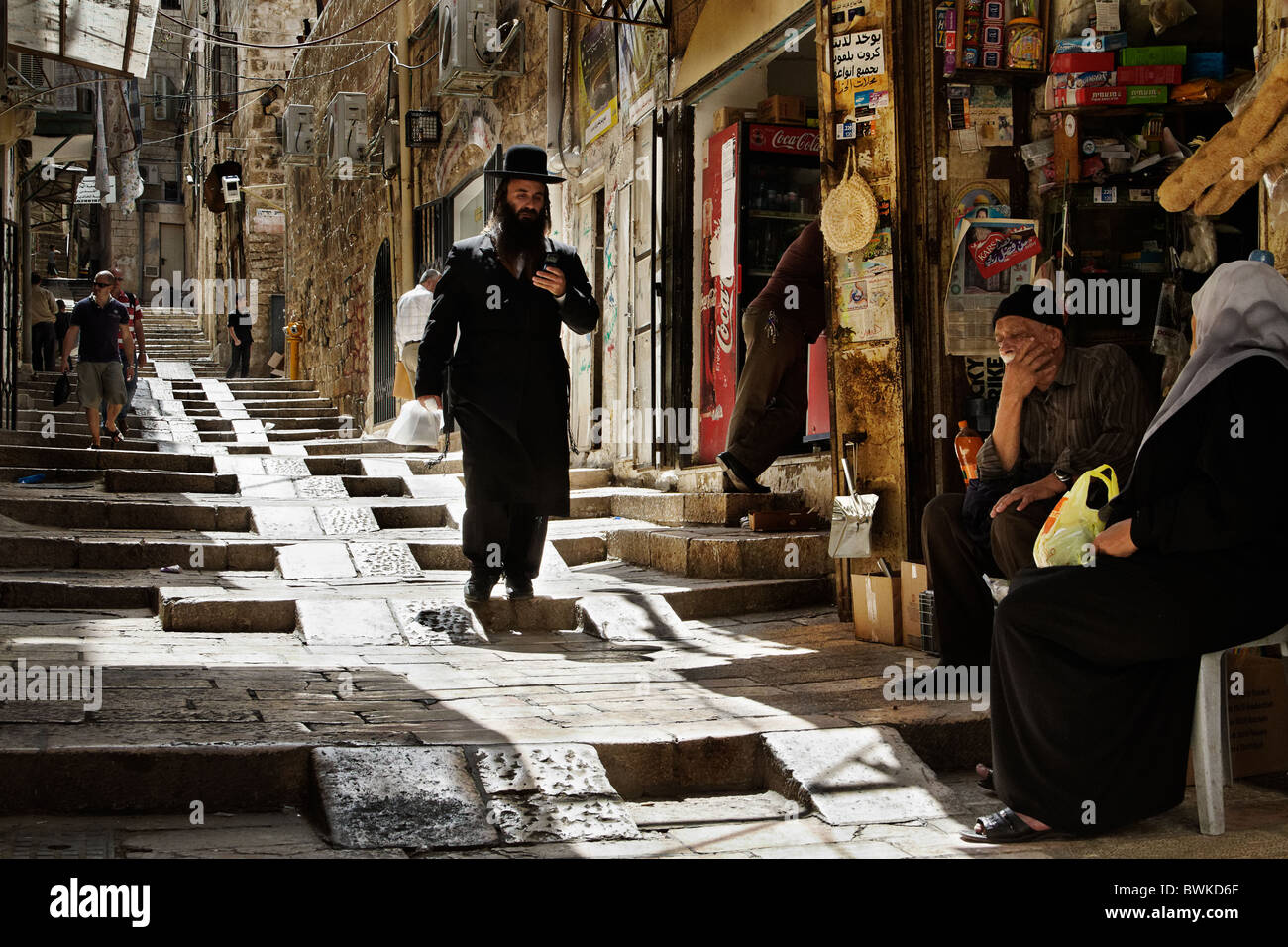 Gli ebrei ortodossi con un venditore araba, la città vecchia di Gerusalemme Foto Stock