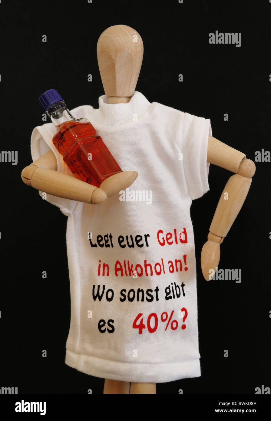 Investimento umorismo doll bambola arto figura T-shirt dicendo toast bottiglia alcol studio altamente concentrato Foto Stock