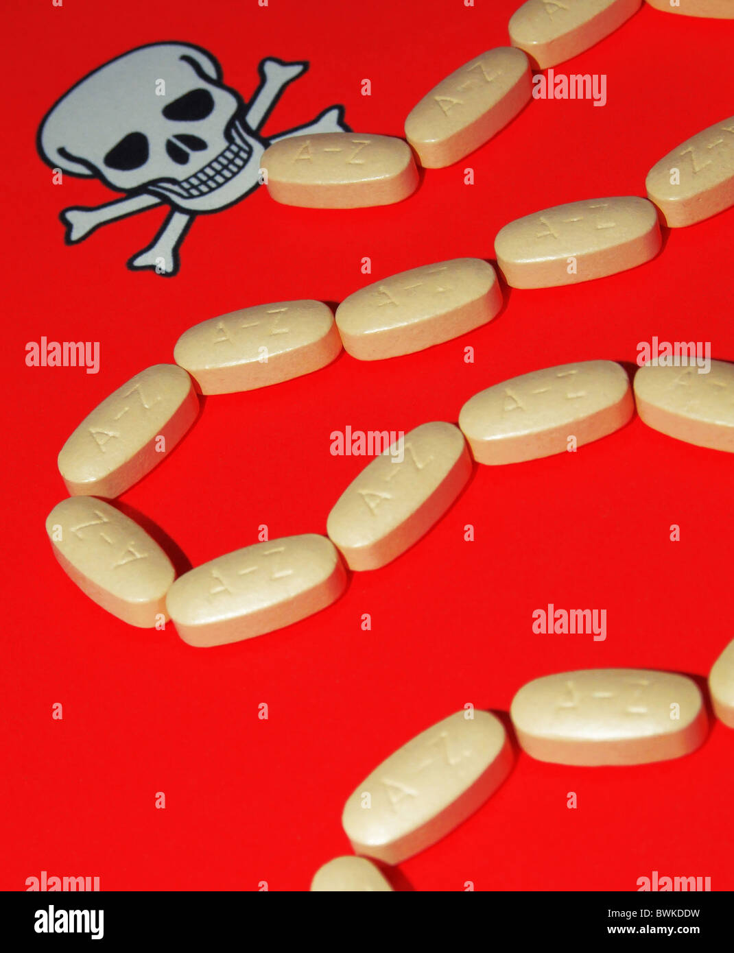 Modo di simbolo dragée tossicodipendenza da droga morte fatalmente cranio dead line linea di sbandamenti pericolo pericolose Tabella rossa Foto Stock