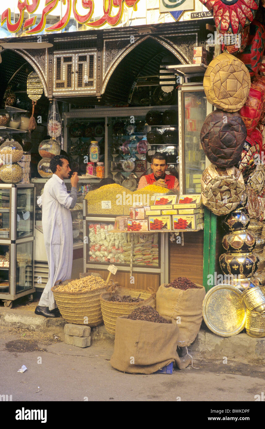 Egitto Nord Africa Cairo Khan al-Khalili Bazaar bazaar market Rivenditore Grossista vendite shopping Lo shopping Foto Stock