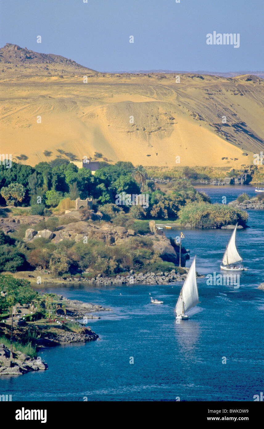 Egitto Nord Africa Aswan feluche Feluken barche a vela da fiume Nilo flusso paesaggio del deserto Foto Stock