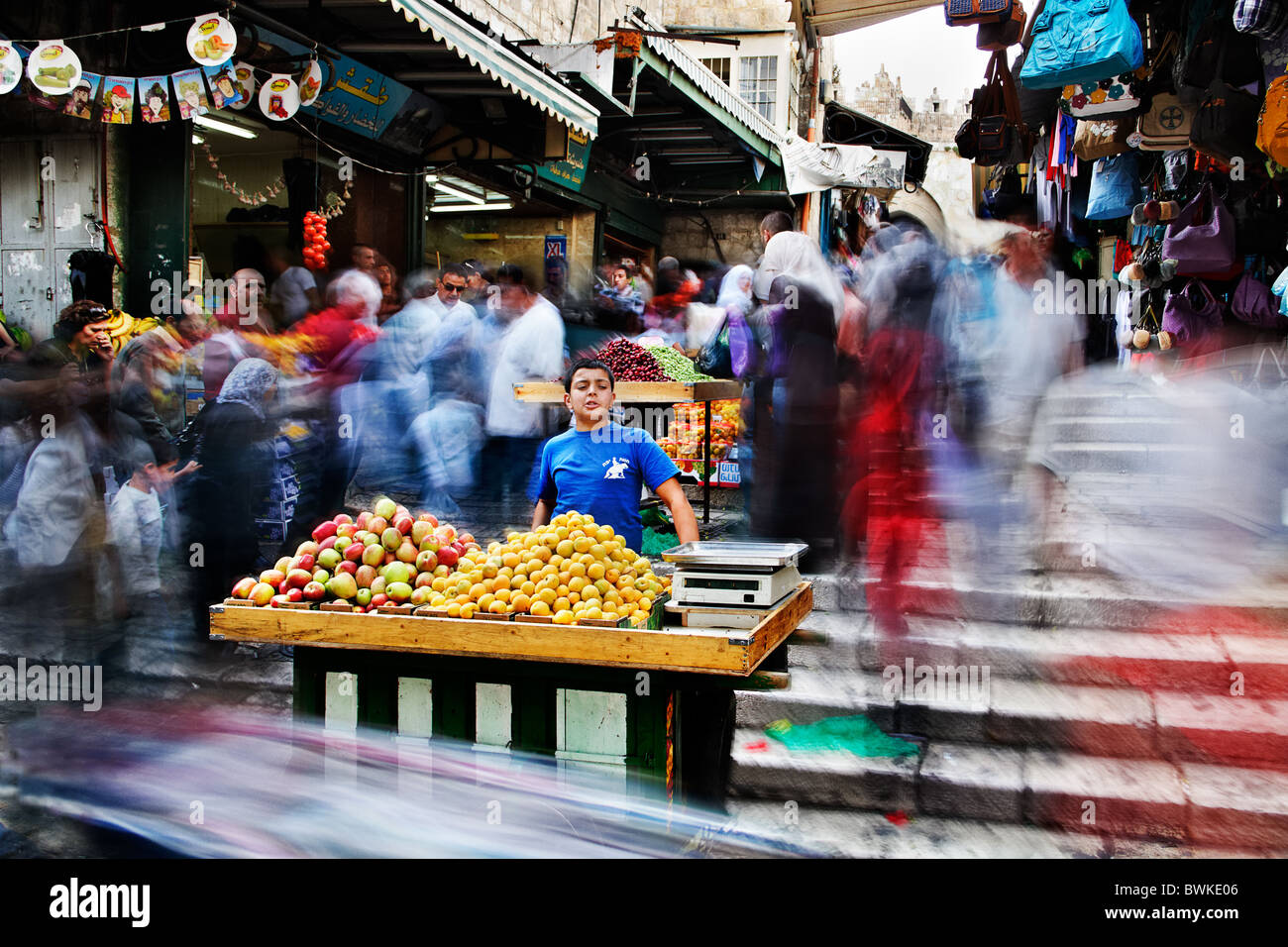 Una giovane frutta venditore nella Città Vecchia di Gerusalemme Foto Stock