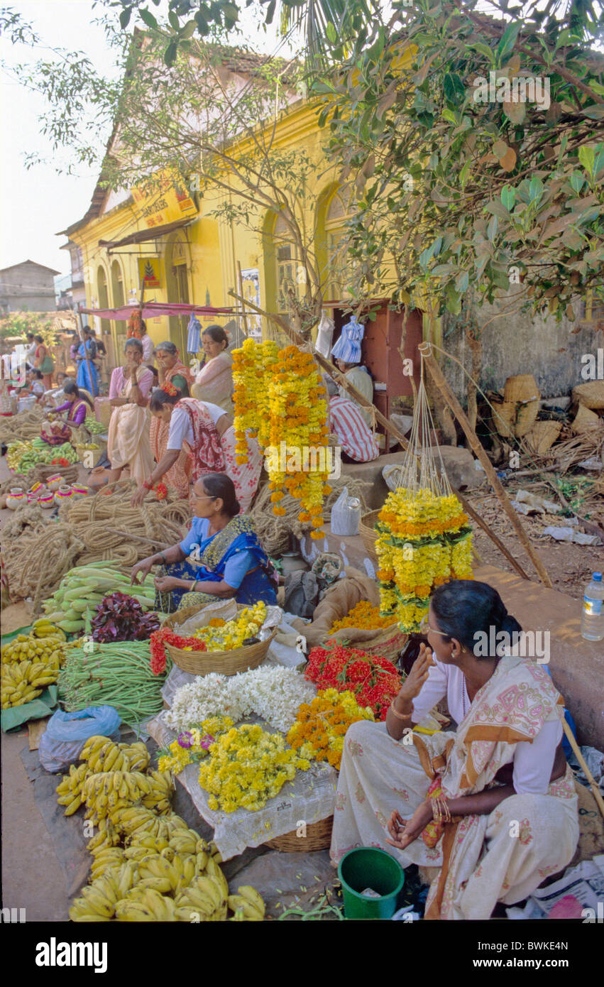 India Goa Pernem mercato di fiori verdure salesclerks vendita addetti alle vendite commercio commerce persona Foto Stock