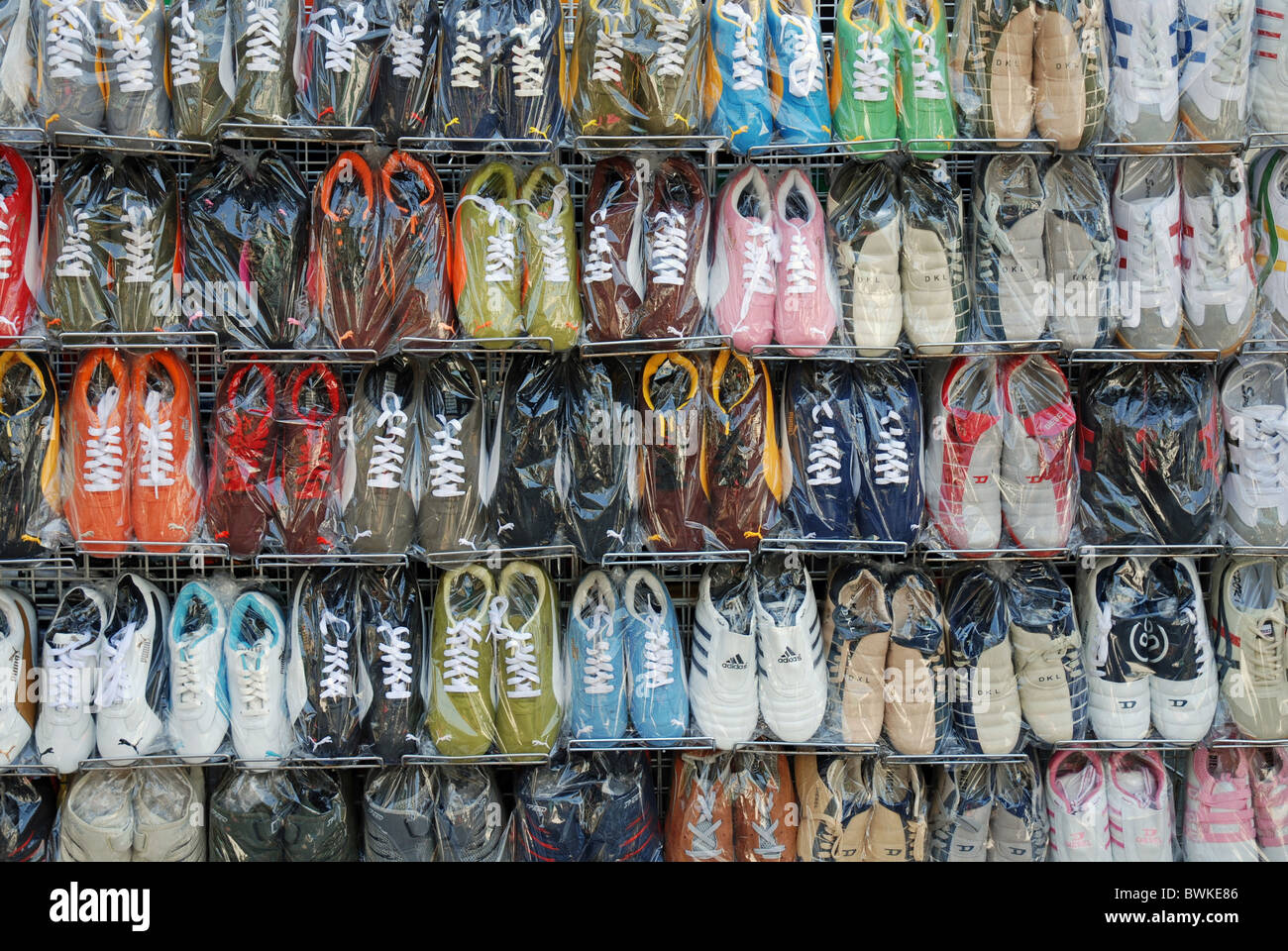 Asia Bangkok Khao Khao San Road nel sud-est asiatico in Thailandia Asia scarpe sneakers vendite commerciali sul mercato del commercio Foto Stock