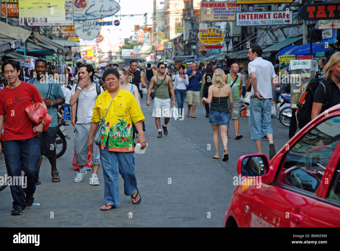 Asia Bangkok Khao Khao San Road nel sud-est asiatico in Thailandia Asia street scene di strada town city shopping shopp Foto Stock