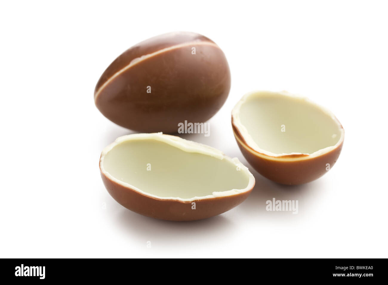 Uovo di cioccolato su sfondo bianco Foto Stock