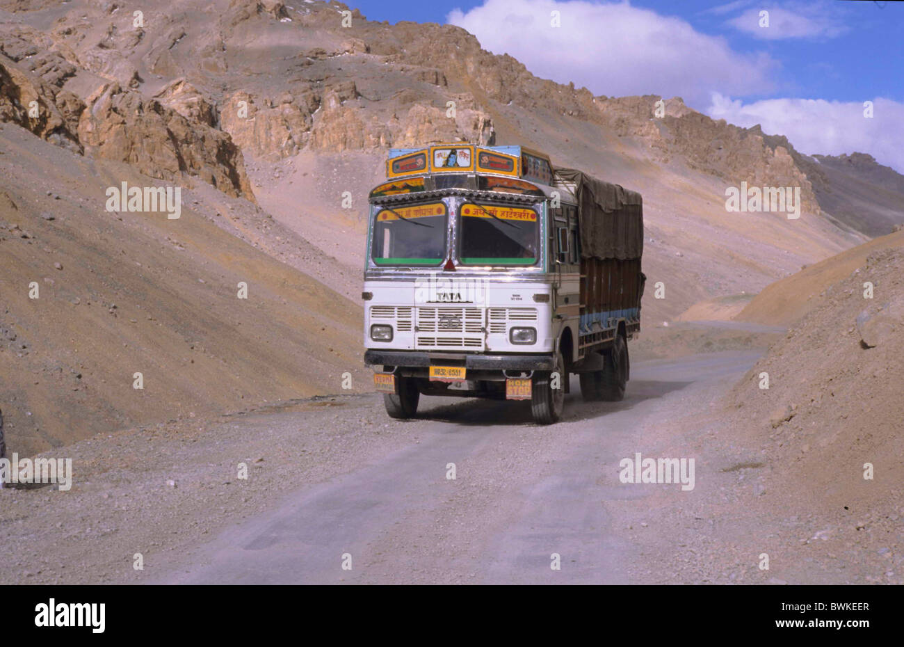 Camion TATA carrello di trasporto Gebirgsstrasse strada strada di montagna passare montagne Ladakh Himalaya India Asia Foto Stock